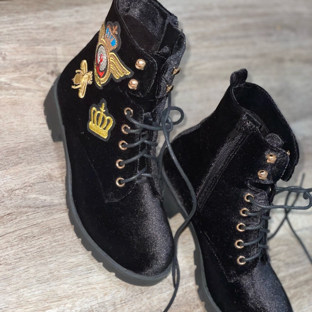 WORN ONCE NEW CONDITION! Lovely STYLE PERFECT WITH ALL!! Extremely comfortable!